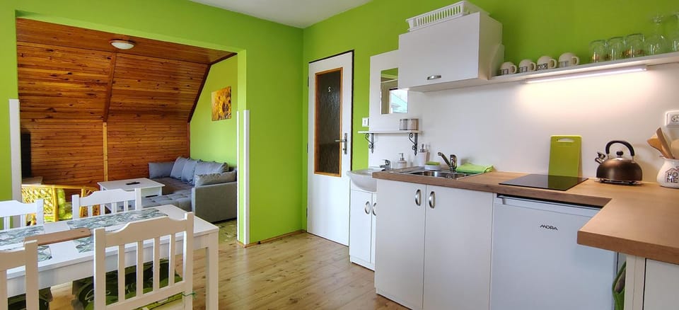 Coffee/tea facilities, Kitchen or kitchenette, Dining area, stove