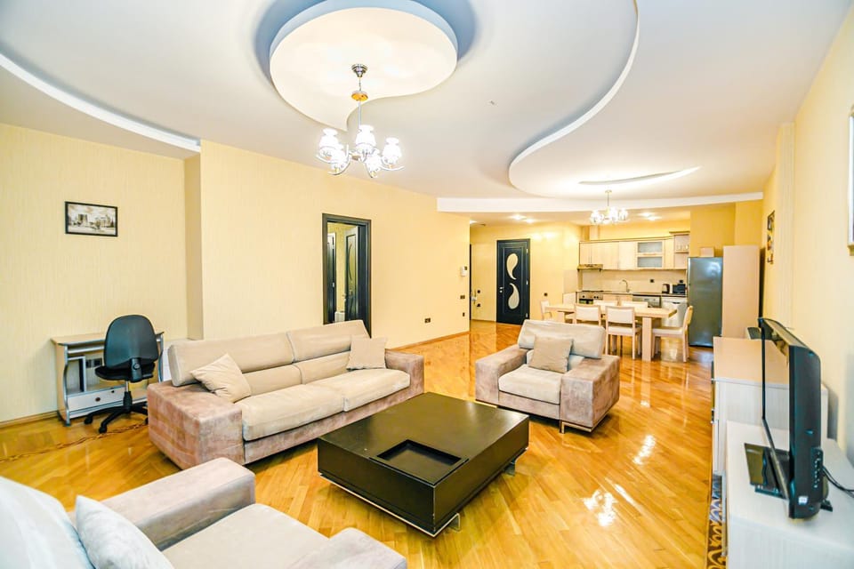 TV and multimedia, Kitchen or kitchenette, Living room, Seating area, Dining area