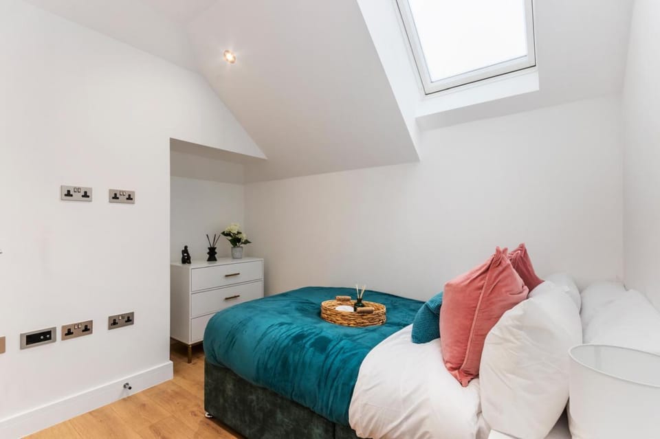Bright & Airy 2-Bedroom, Leatherhead, Sleeps 4 Apartment in England