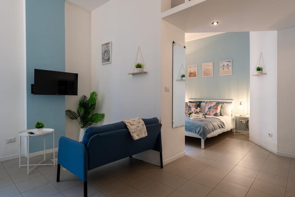 Bed, TV and multimedia, Living room, Photo of the whole room