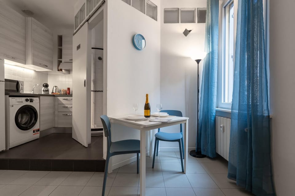 Kitchen or kitchenette, Dining area, washing machine