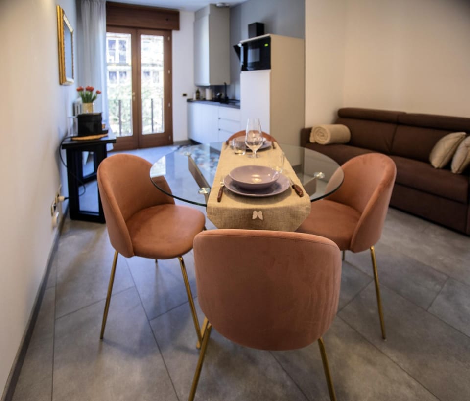 TV and multimedia, Kitchen or kitchenette, Living room, Seating area, Dining area