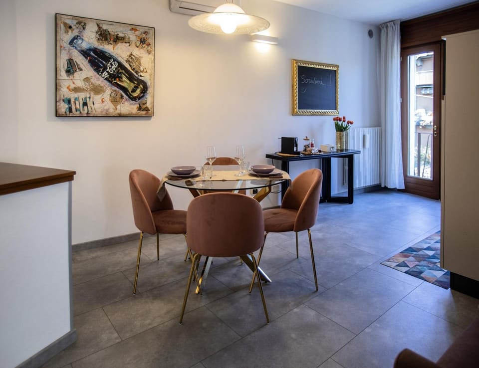 TV and multimedia, Living room, Seating area, Dining area
