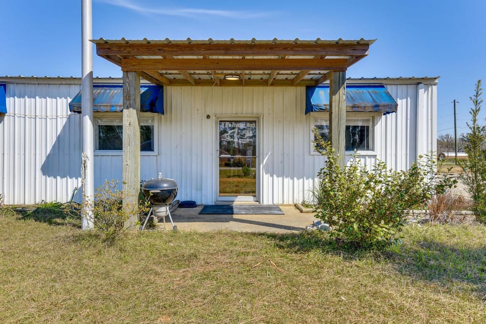 Walk to Lake: Fishing Retreat in Wewahitchka House in Florida
