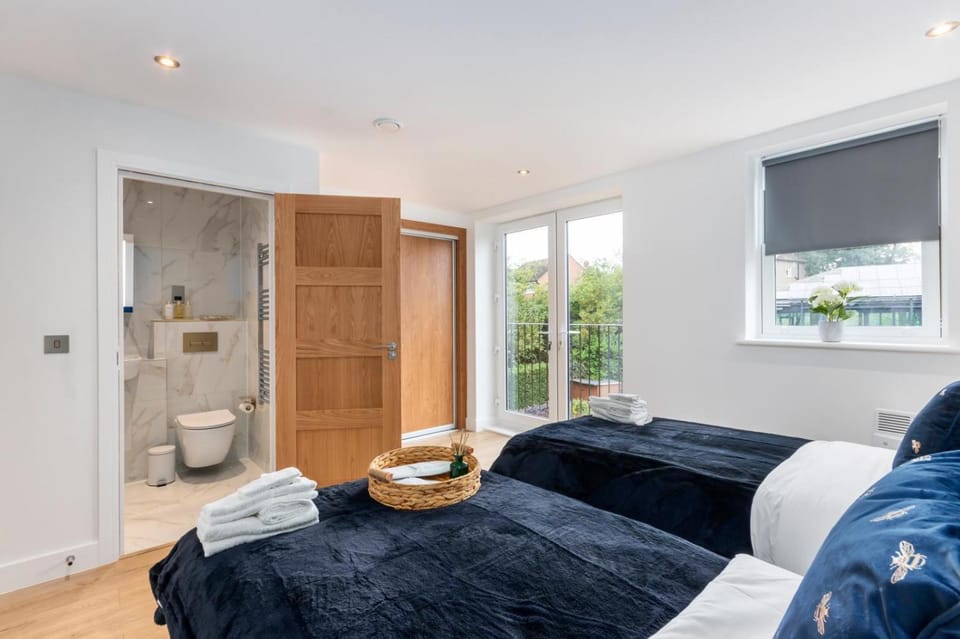 Premium 2-Bedroom Apartment, Leatherhead, Sleeps 4 Apartment in England