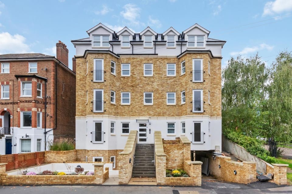 Premium 2-Bedroom Apartment, Leatherhead, Sleeps 4 Apartment in England