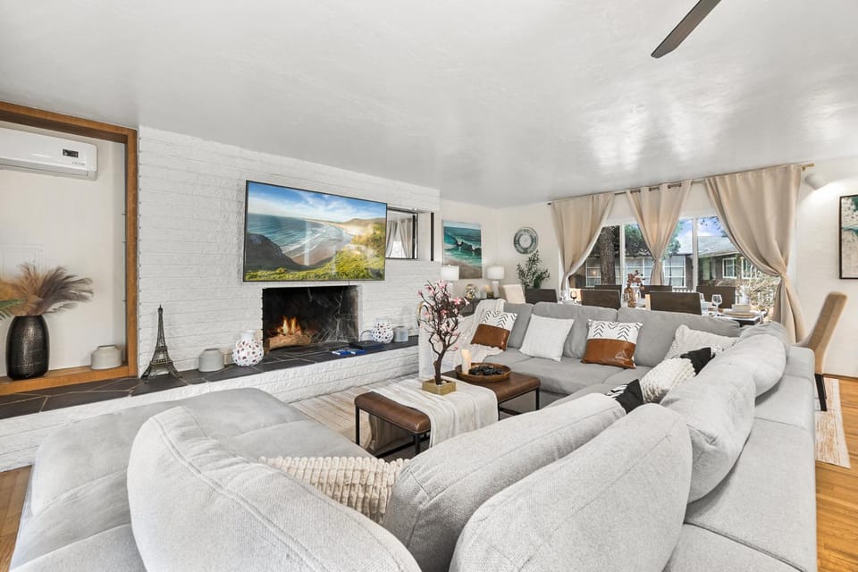 Entire Private Home with 4 Bedrooms 2 Bathrooms, Spacious, Lux King Bed, Ranch Style, Prime Area, Available Now House in La Mesa