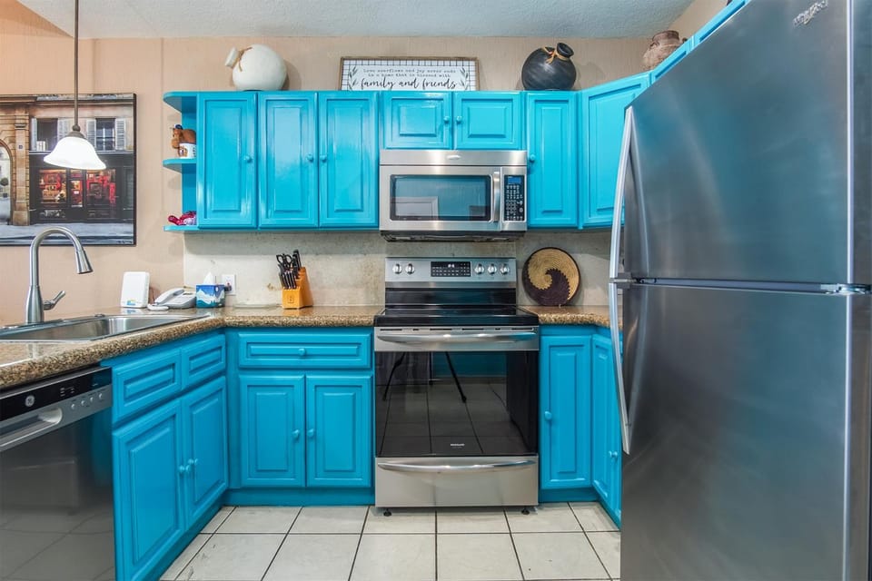 Kitchen or kitchenette, oven, kitchen