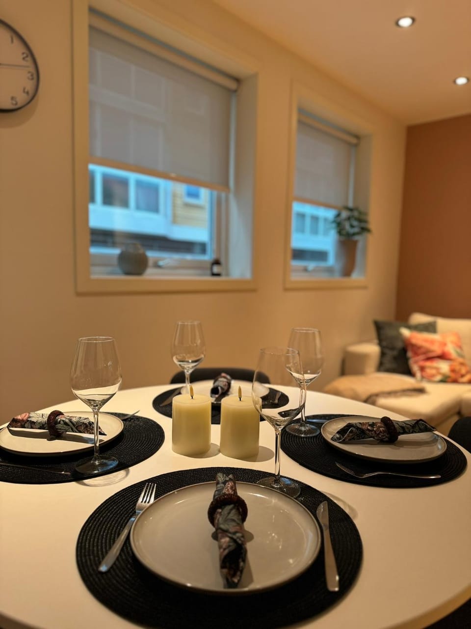 Food and drinks, Seating area, Dining area