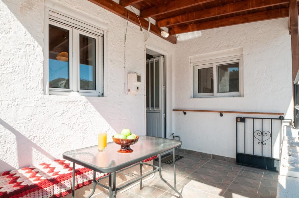 Facade/entrance, Day, Balcony/Terrace, Dining area