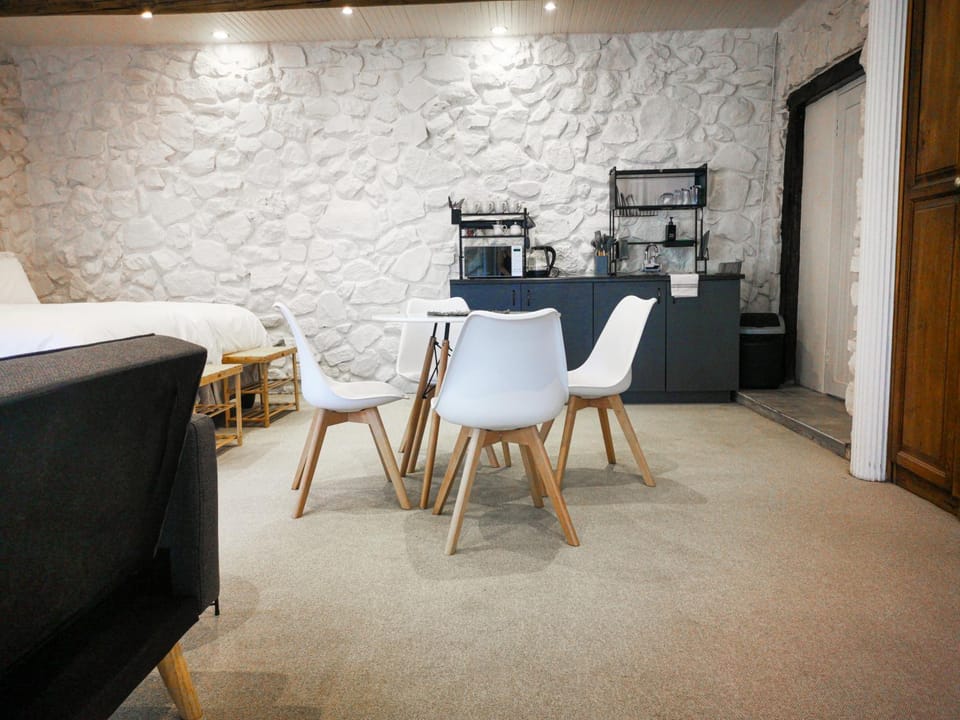 Kitchen or kitchenette, Dining area, kitchen