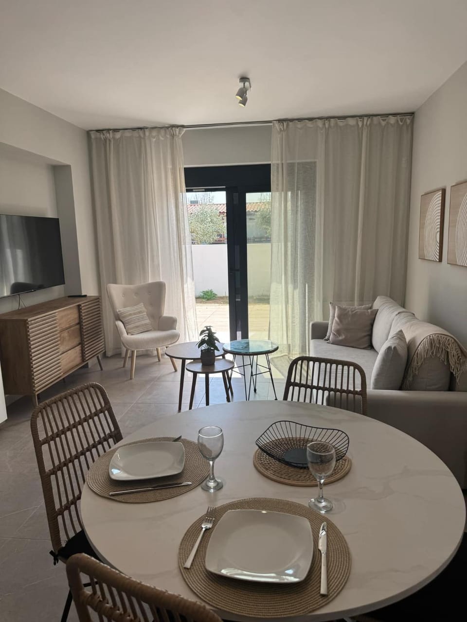 TV and multimedia, Living room, Seating area, Dining area