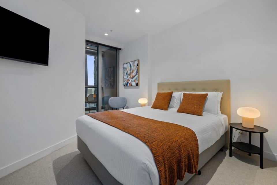 Bed, TV and multimedia, Photo of the whole room, Bedroom