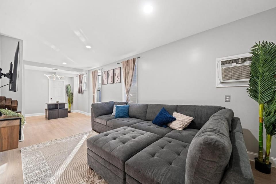 Spacious Luxe Stay Sleeps 16 20 Min to NYC House in Bayonne