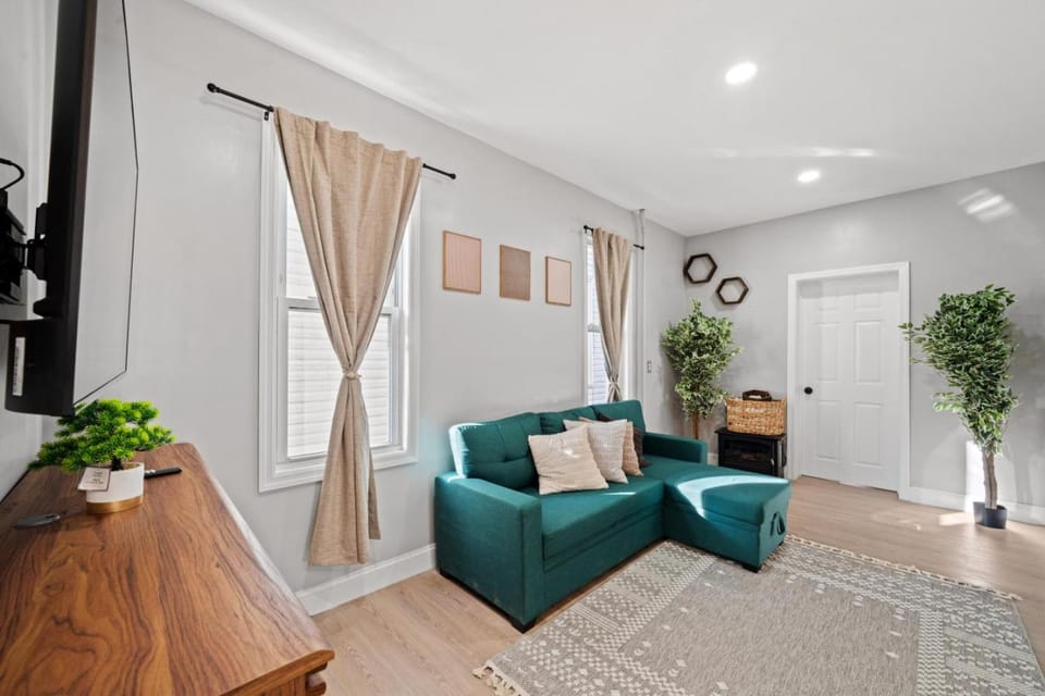 Spacious Luxe Stay Sleeps 16 20 Min to NYC House in Bayonne
