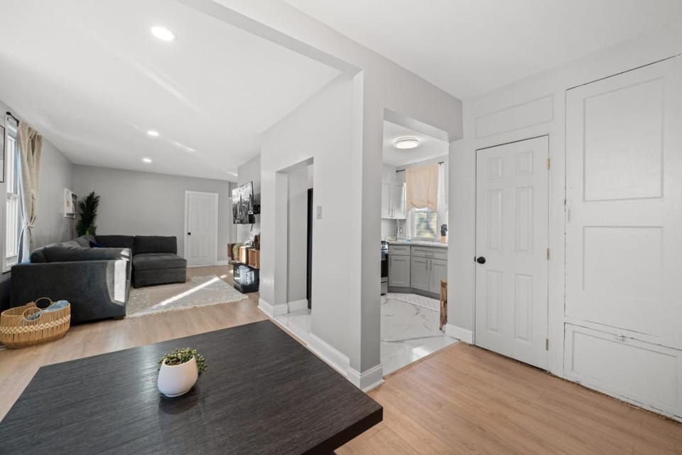 Spacious Luxe Stay Sleeps 16 20 Min to NYC House in Bayonne