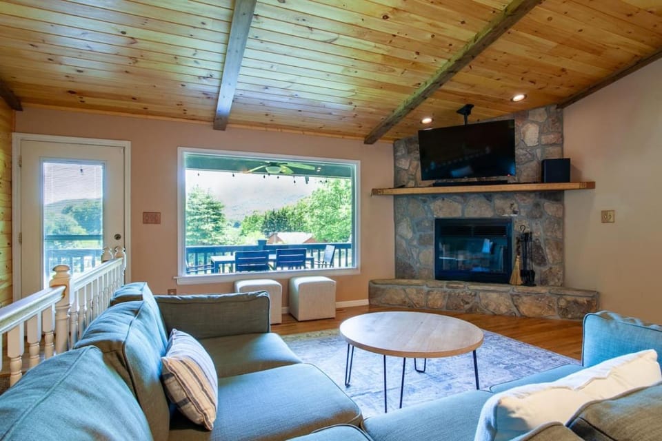 Spacious 5BR Cabin Near Dollywood – Game Room, Hot Tub, Fire Pit Cabin in Sevier County