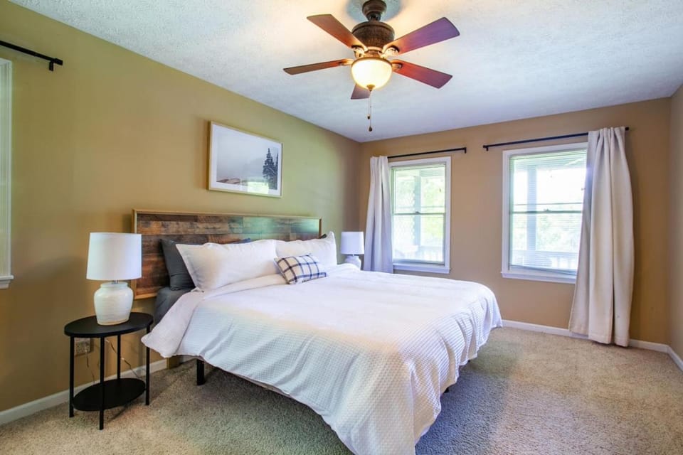 Spacious 5BR Cabin Near Dollywood – Game Room, Hot Tub, Fire Pit Cabin in Sevier County