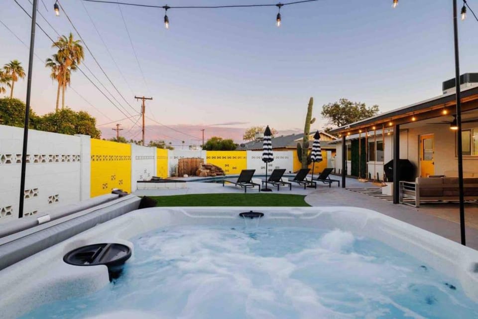 Fun pool home with outdoor shower.bar.Close to Old town House in Marlborough Park