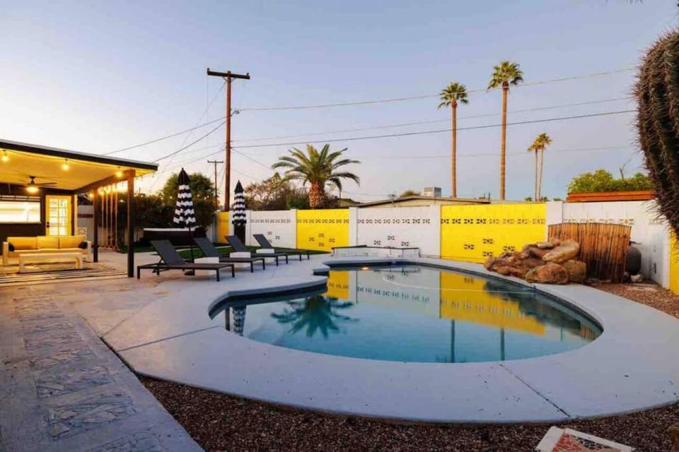 Fun pool home with outdoor shower.bar.Close to Old town House in Marlborough Park