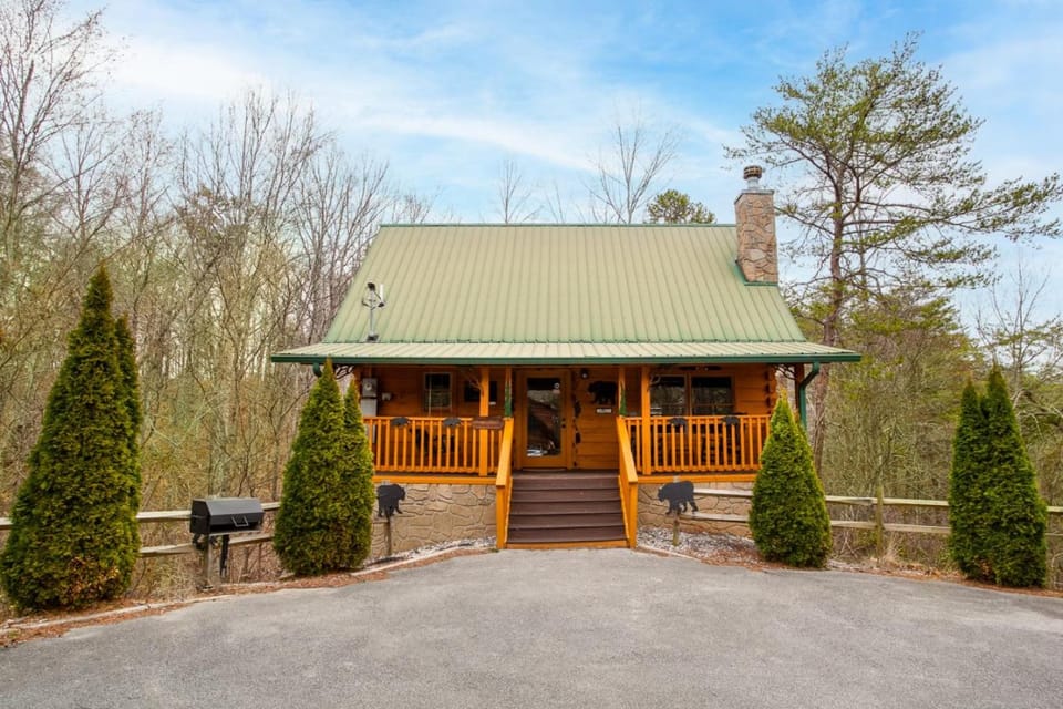 Bear Paw Hideaway Hot Tub Theater Multicade House in Pigeon Forge