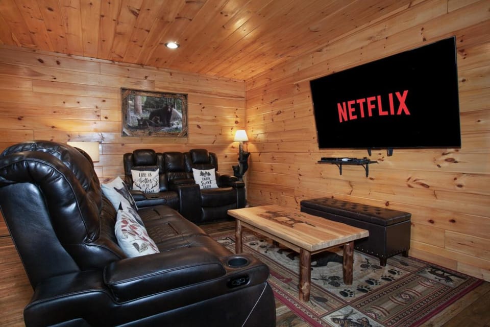 Bear Paw Hideaway Hot Tub Theater Multicade House in Pigeon Forge