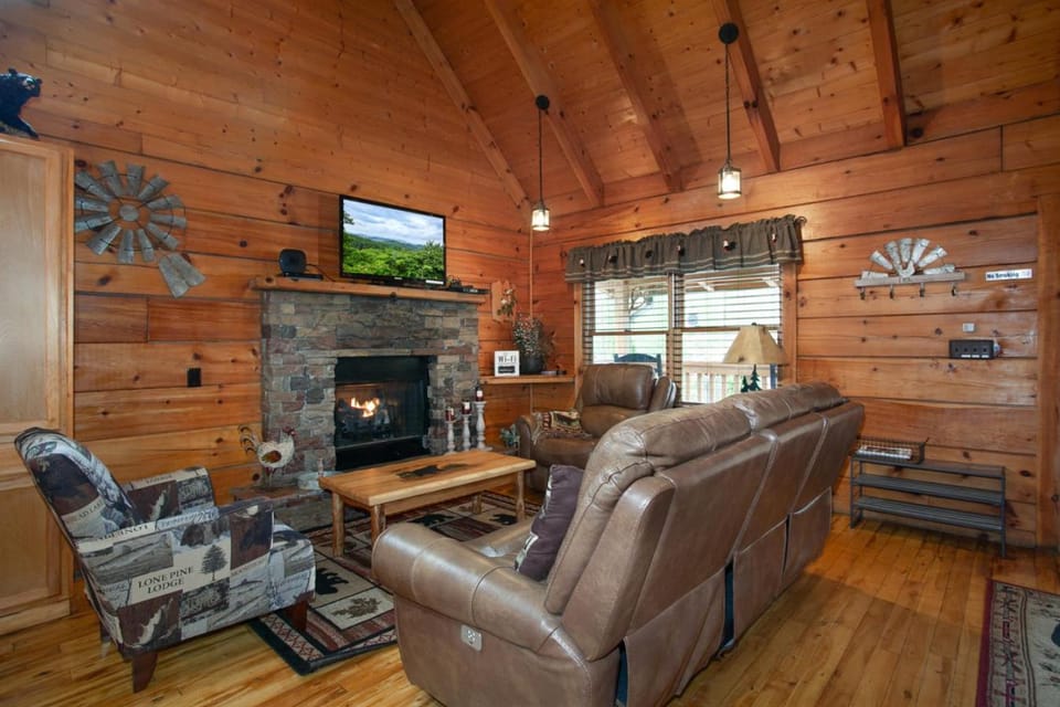 Bear Paw Hideaway Hot Tub Theater Multicade House in Pigeon Forge