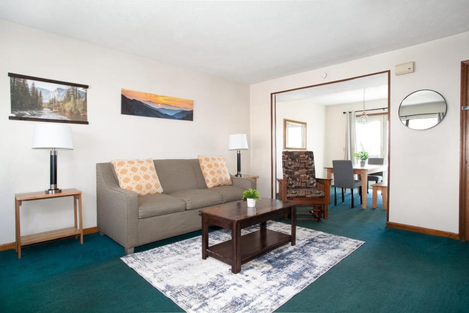 Cozy Smoky Mountain Escape w/ Private Deck & Community Pool Apartment in Pigeon Forge