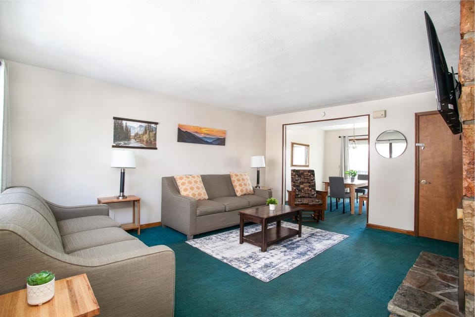 Cozy Smoky Mountain Escape w/ Private Deck & Community Pool Apartment in Pigeon Forge