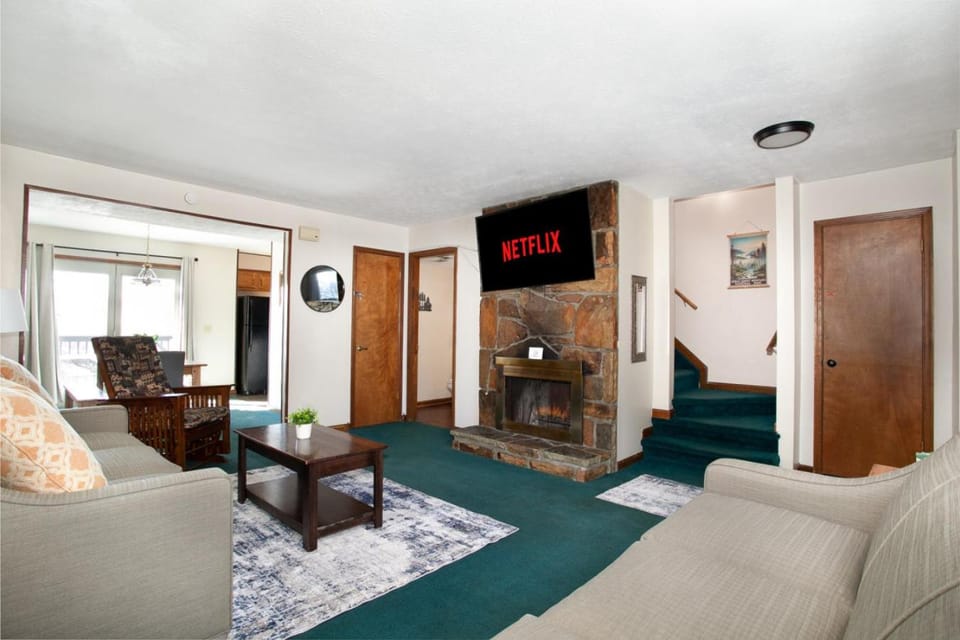 Cozy Smoky Mountain Escape w/ Private Deck & Community Pool Apartment in Pigeon Forge