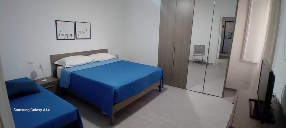 Bed, TV and multimedia, Photo of the whole room, Bedroom, wardrobe