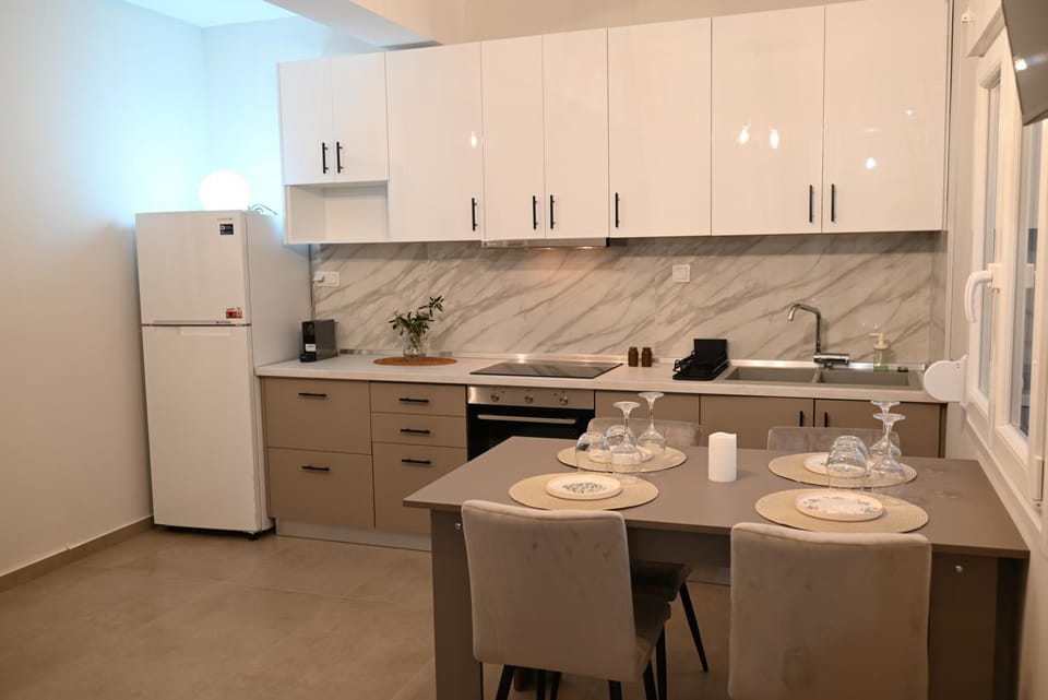 Kitchen or kitchenette, Dining area, oven, stove