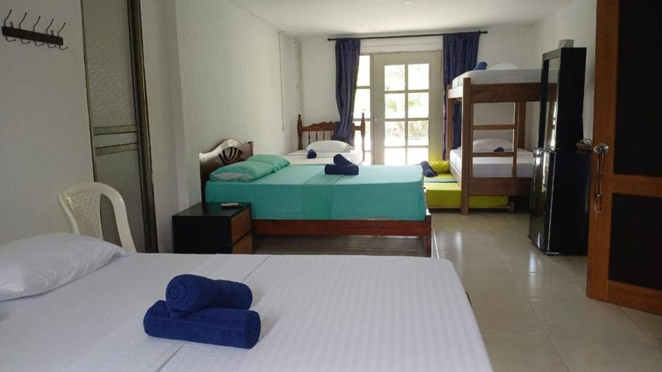 Bed, Bedroom, bunk bed, towels