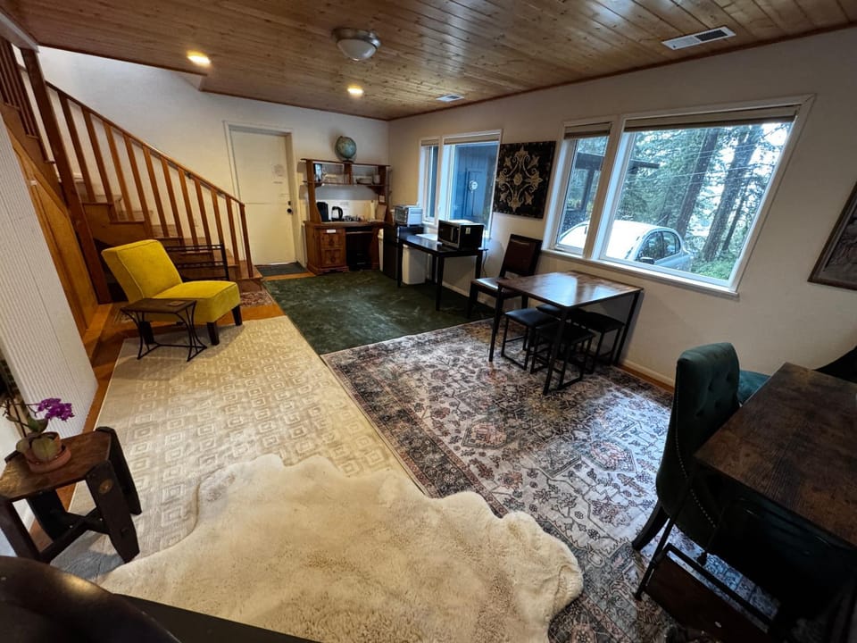 Ravens Nest Tranquil Forest Suite 5 min to Downtown Arcata with Stunning Redwood Views Apartment in Arcata