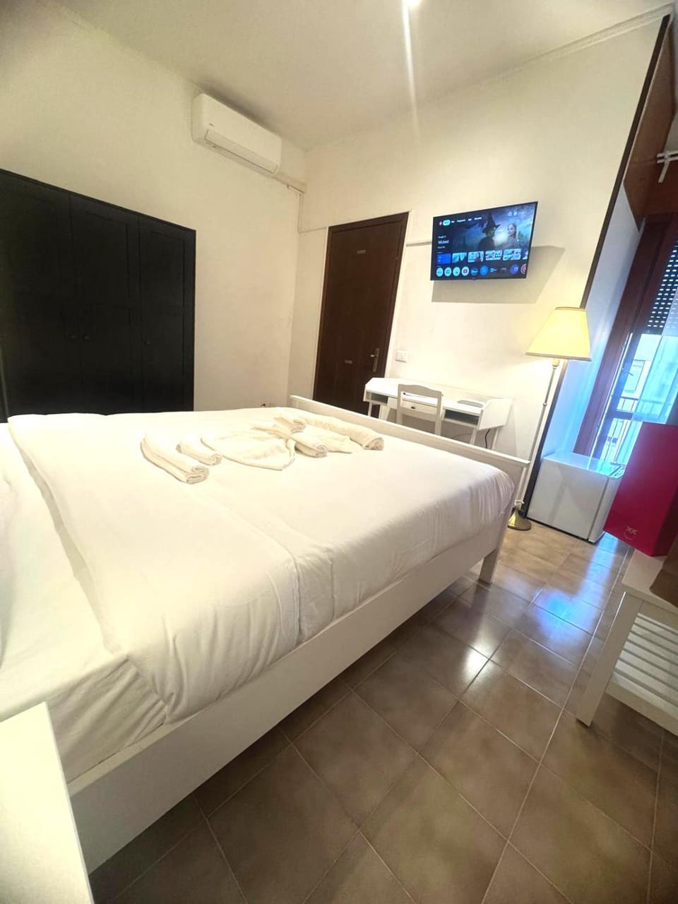 Bed, TV and multimedia, Photo of the whole room, Evening entertainment, Bedroom, air conditioner