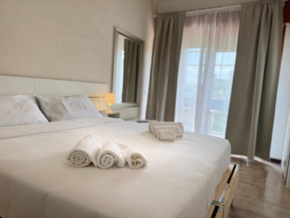 Bed, Photo of the whole room, Bedroom, towels