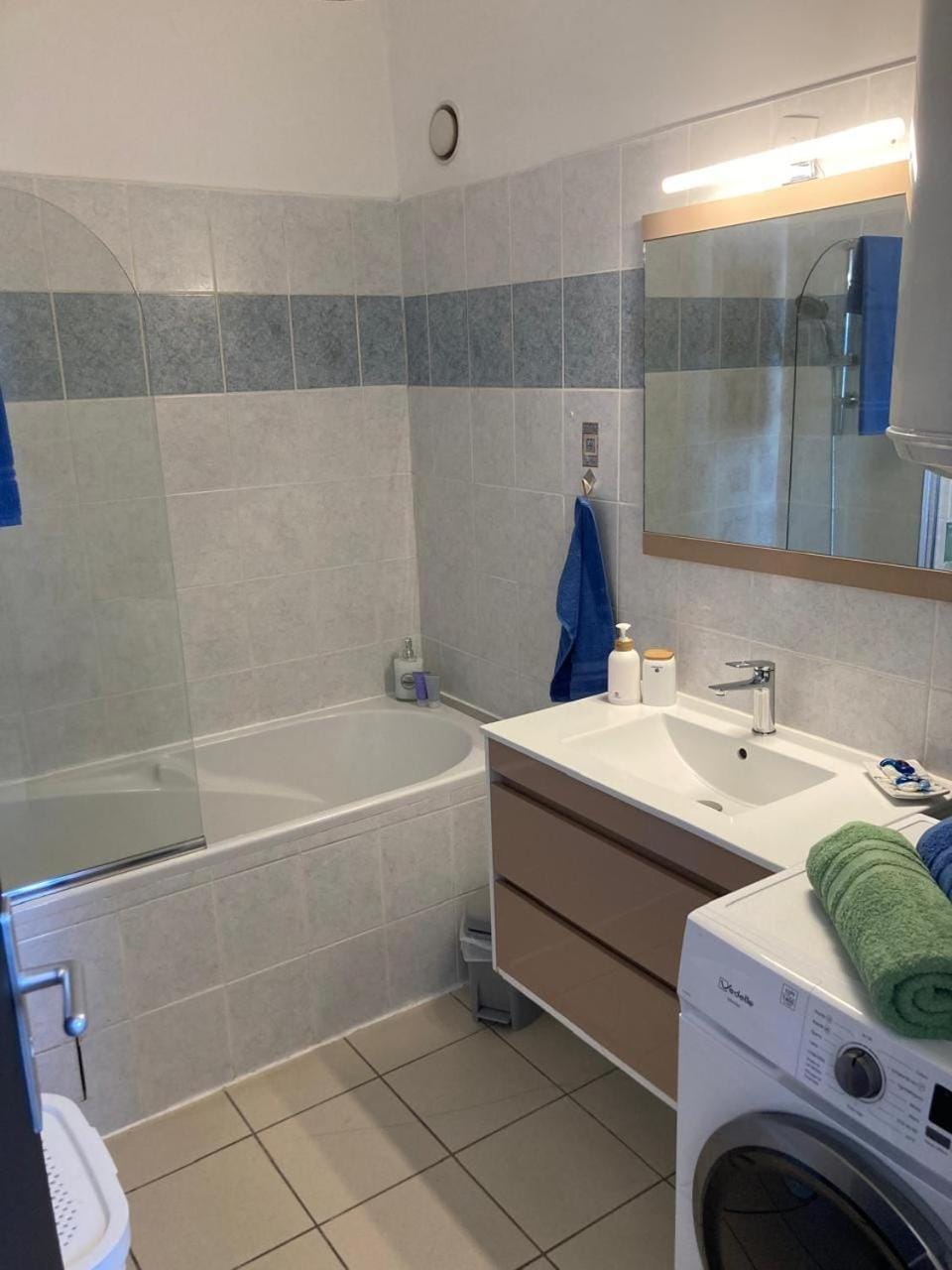 Shower, Bathroom, towels, washing machine
