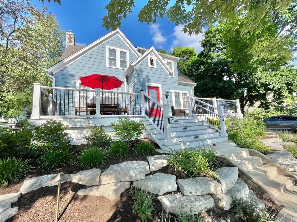 Walk Downtown & River Stylish Cozy Stay w Huge Porch House in Saint Charles