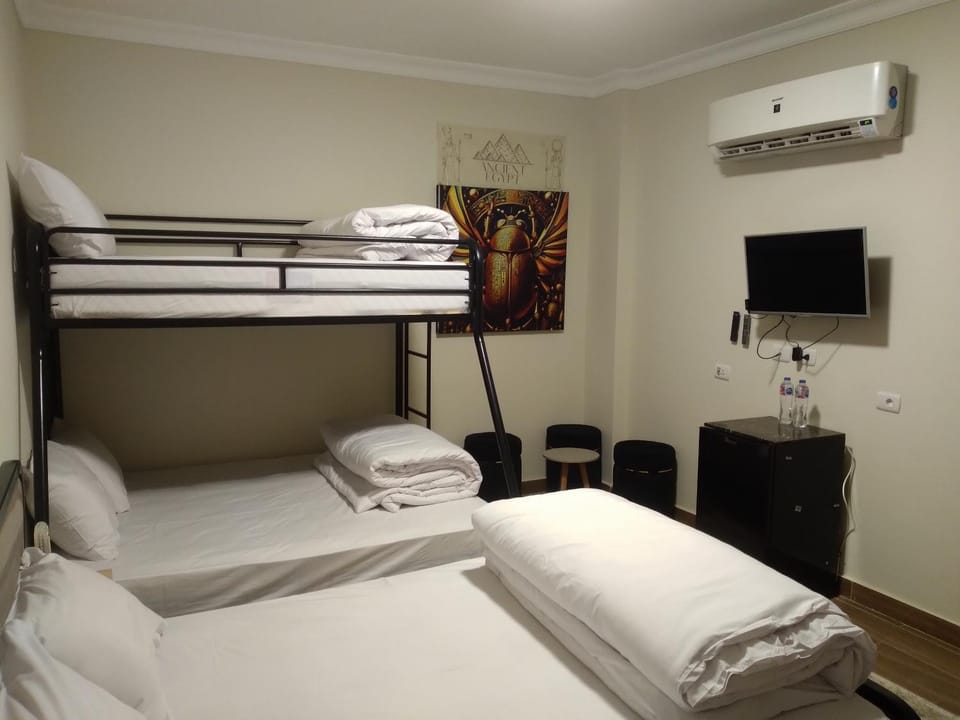 Bed, TV and multimedia, Photo of the whole room, Bedroom, bunk bed, air conditioner