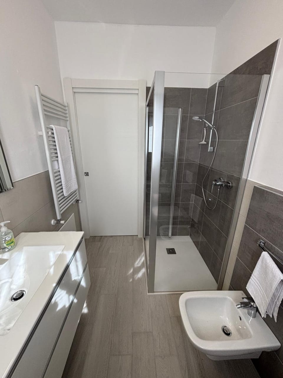 Shower, Toilet, Bathroom, towels