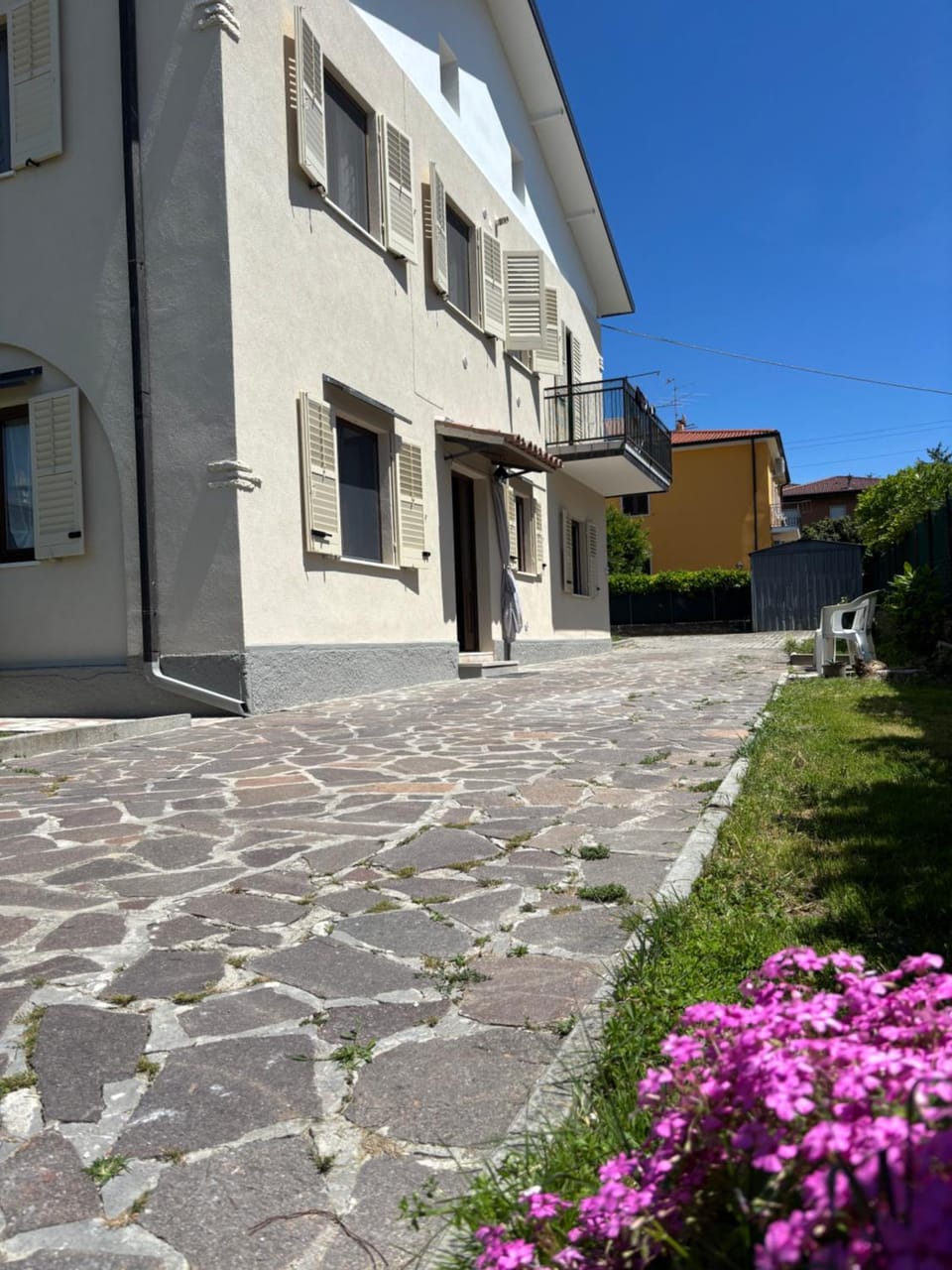 Property building, Garden, Parking