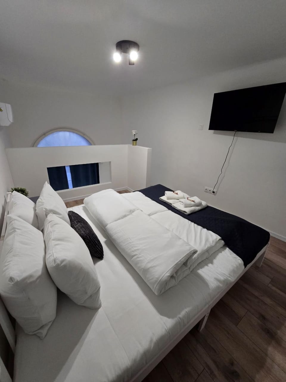 Bed, TV and multimedia, Bedroom, towels