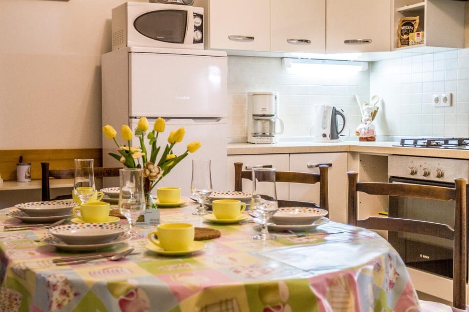 Kitchen or kitchenette, Dining area