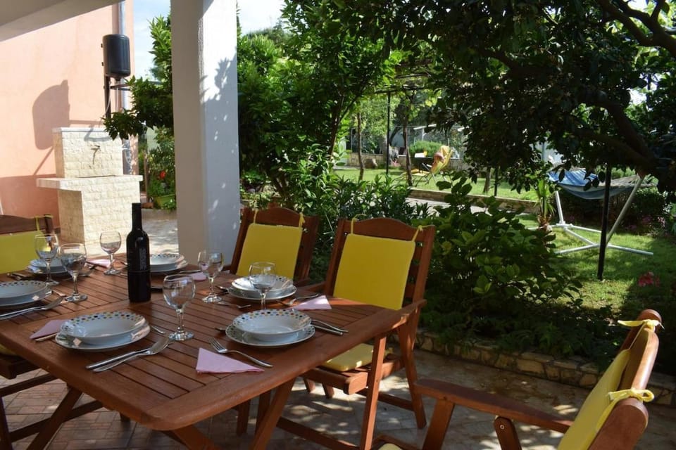 Balcony/Terrace, Food and drinks, Seating area, Dining area
