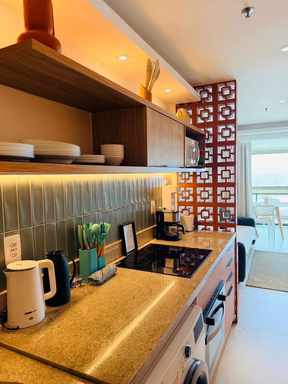 Coffee/tea facilities, Kitchen or kitchenette, stove