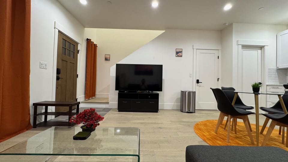 TV and multimedia, Seating area, Dining area
