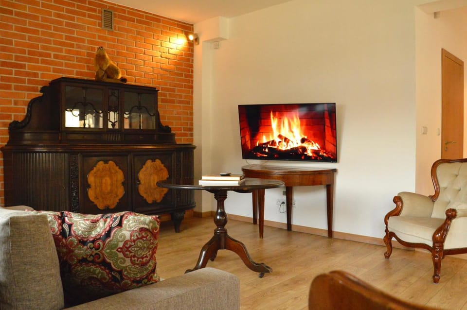 Communal lounge/ TV room, TV and multimedia, Living room, Seating area, Evening entertainment