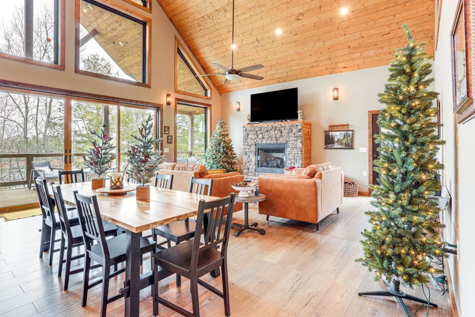 Lake Views & Golf Access at Secluded Drasco Lodge House in Greers Ferry Lake