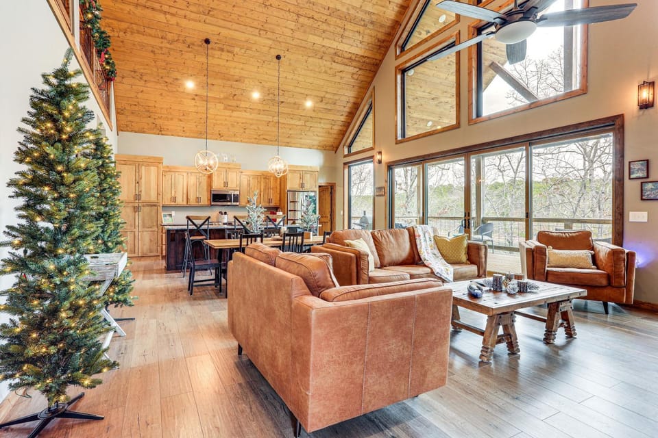 Lake Views & Golf Access at Secluded Drasco Lodge House in Greers Ferry Lake