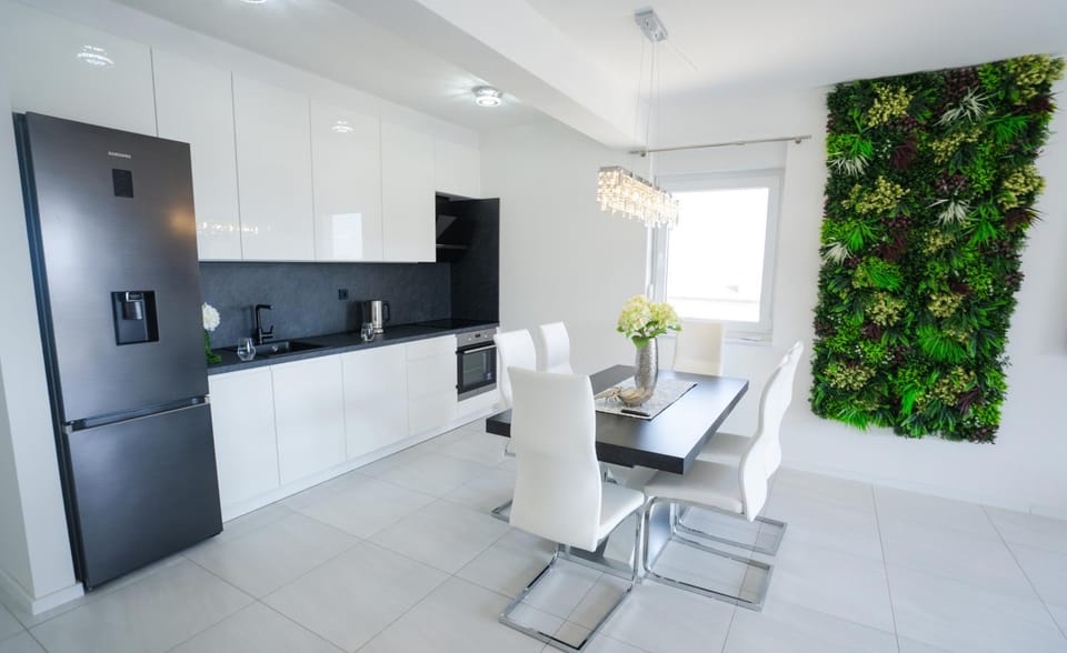 Kitchen or kitchenette, Seating area, Dining area, oven